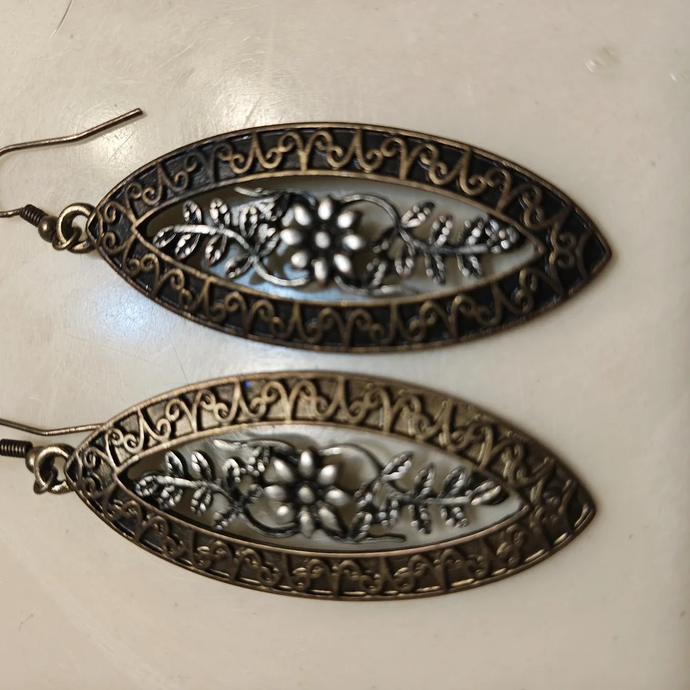 Elegant Black and Gold Floral Earrings - Picture 2 of 4